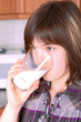 Mädchen trinkt Milch Mädchen trinkt Milch