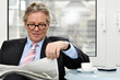 Manager mit Zeitung und Kaffee