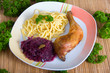 Hähnchenkeule mit Butterspätzlöe und Rotkohl