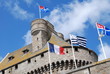 Französische und bretonische Flagge vor der Burg St. Malo