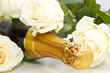 Champagner mit weißen Rosen