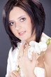 Dunkelhaarige Beauty mit Orchidee, vertikal