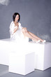 Dunkelhaarige Beauty posiert Fashion auf Cube