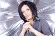 Dunkelhaarige Beauty mit Reflektor Schirm, horizontal