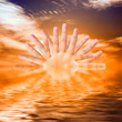 Foto: Sunset Over the Ocean with Sun made from Hands Sunset Over the Ocean with Sun made from Hands