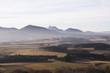 chaine des puy en hiver avec le puy de dôme en neige