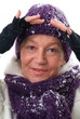 Eine reife und lachende Frau im Winter.