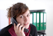 au bureau: jeune femme au téléphone au bureau: jeune femme au téléphone
