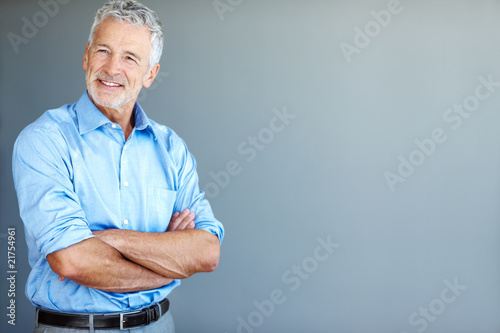 Foto: Senior business man looking away - Copyspace Senior business man looking away - Copyspace