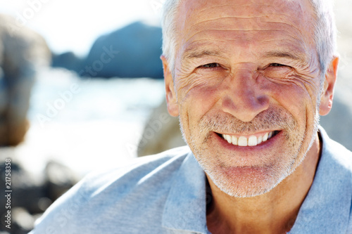 Foto: Happy senior man smiling - Copy space Happy senior man smiling - Copy space