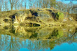 Felslandschaft am Ufer eines stillen Sees Felslandschaft am Ufer eines stillen Sees
