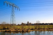 Straommast mit Kabel vor blauem Himmel