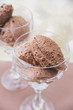 Foto: Mousse au chocolat in two glasses Mousse au chocolat in two glasses