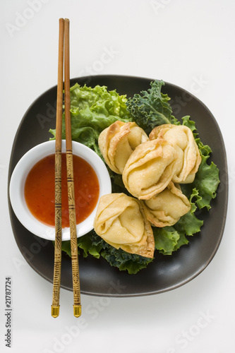 Photo: Deep-fried wontons with sweet and sour sauce Deep-fried wontons with sweet and sour sauce