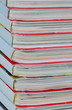 Foto: Zeitschriftenstapel mit rotem Titelblatt und farbigem Heftblock Zeitschriftenstapel mit rotem Titelblatt und farbigem Heftblock