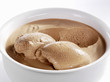 Foto: Mousse au chocolat in white bowl Mousse au chocolat in white bowl