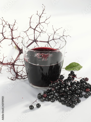 Photo: A glass of elderberry & apple juice & fresh elderberries A glass of elderberry & apple juice & fresh elderberries