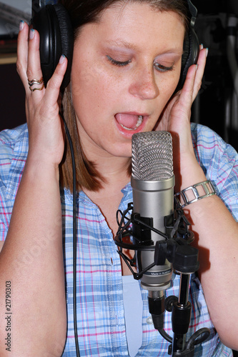 Photo: ragazza che canta ragazza che canta