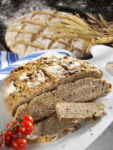 Photo: Rustic bacon bread, partly sliced Rustic bacon bread, partly sliced
