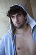 Jeune homme torse nu en sportswear