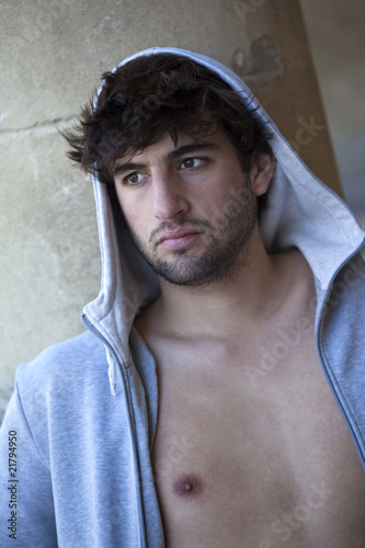 Photo: Jeune homme torse nu en sportswear Jeune homme torse nu en sportswear