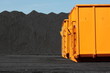 Kohlehalde mit Container Kohlehalde mit Container