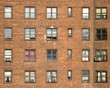 Hausfassade mit Fenstern und Klimaanlage in New York