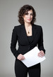 Foto: Nachrichtensprecherin mit Texten in der Hand Nachrichtensprecherin mit Texten in der Hand
