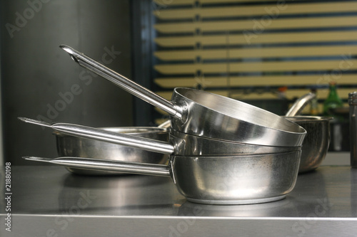 Foto: Cookware in a Restaurant Kitchen Cookware in a Restaurant Kitchen