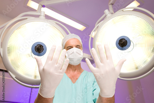 Foto: Surgeon preparing for operation Surgeon preparing for operation