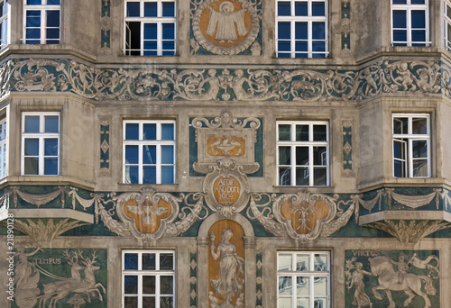 Photo: ruffinihaus, fassade, verzierungen ruffinihaus, fassade, verzierungen
