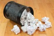 Papierkorb umgekippt auf Boden