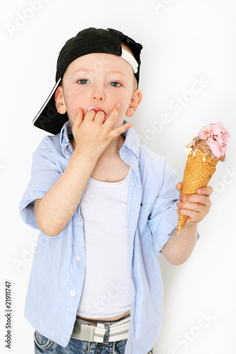 Photo: Junge mit Eistüte Junge mit Eistüte