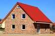 Neubau Einfamilienhaus neutral vor blauem Himmel