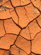 Trockene, rissige rote Erde