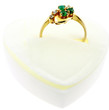bague or et pierreries, écrin coeur mousse, fond blanc bague or et pierreries, écrin coeur mousse, fond blanc