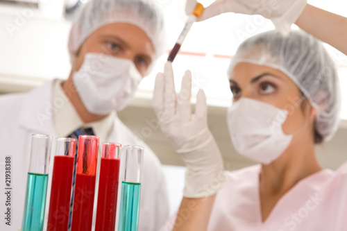 Foto: Two scientists at work Two scientists at work