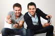 Foto: zwei maenner lachen und spielen Computerspiel zwei maenner lachen und spielen Computerspiel
