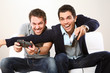 zwei maenner lachen und spielen Computerspiel