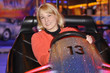Junge Frau auf Kirmes