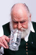 überraschter Blick eines Mannes ins leere Glas