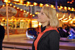 Junge Frau auf Kirmes