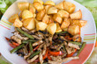 buntes Geschnetzeltes mit Pommes frittes