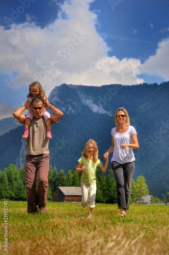 Photo: Famille à la campagne. Famille à la campagne.