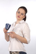 Foto: Frau schaut eine Tasse kritisch an Frau schaut eine Tasse kritisch an
