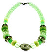 collier perles vert, fond blanc collier perles vert, fond blanc