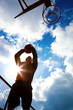 Basketballspieler im Gegenlicht beim werfen Basketballspieler im Gegenlicht beim werfen