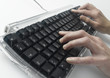 Foto: Computer-Tastatur mit Händen Computer-Tastatur mit Händen