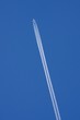 Ein Flugzeug zeichnet einen Kondenzstreifen