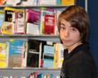 adolescent à la bibliothèque adolescent à la bibliothèque